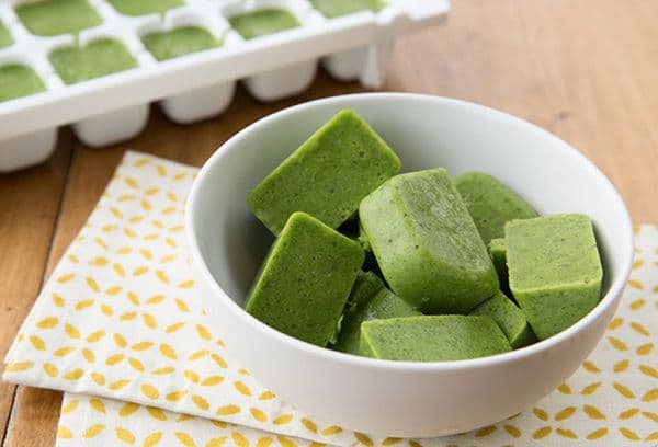 Congeler le jus de concombre en cubes