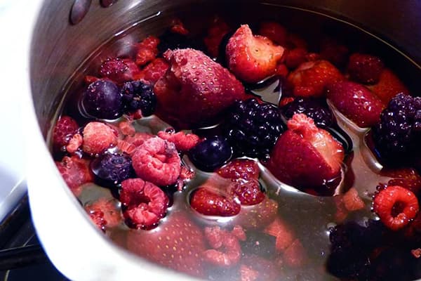 Décongeler des baies dans l'eau