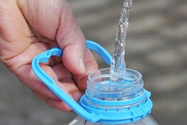Remplir une bouteille de cinq litres d'eau