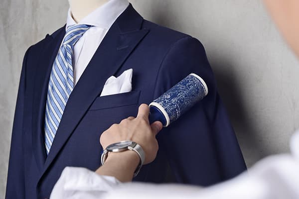 Nettoyer le costume d'un homme