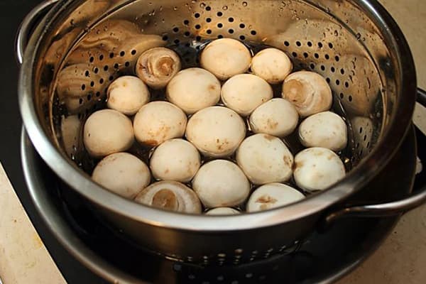 Laver les champignons