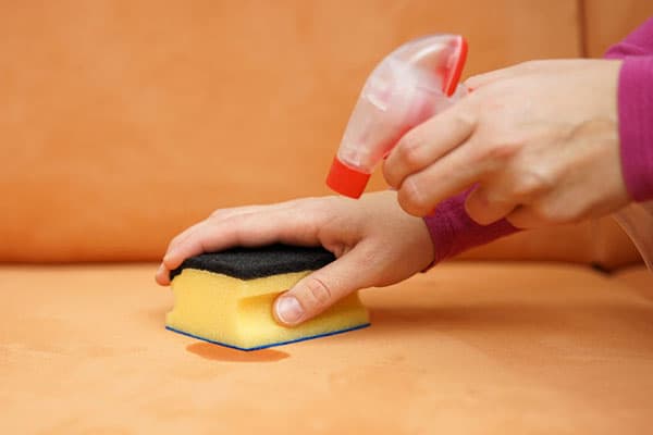 Enlever une tache sur un canapé