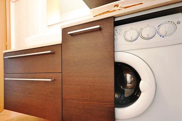 Lave-linge dans un meuble au sol