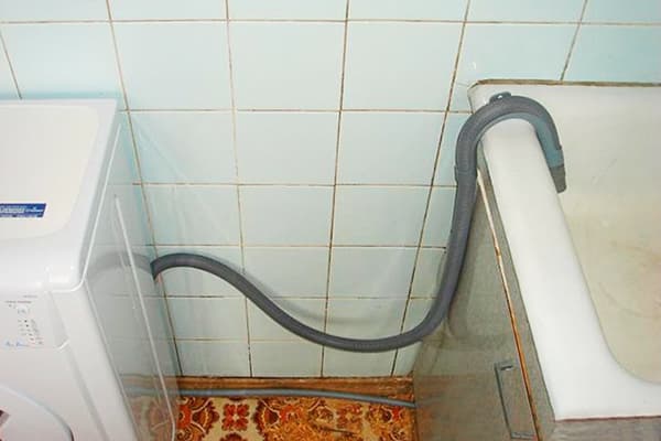 Vidange de l'eau de la machine à laver dans la baignoire