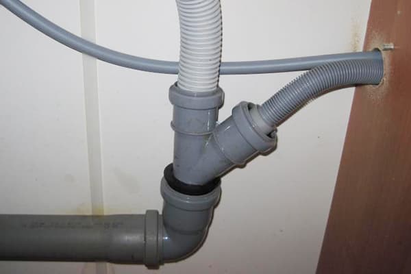 Vidange de l'eau de la machine à laver par un siphon