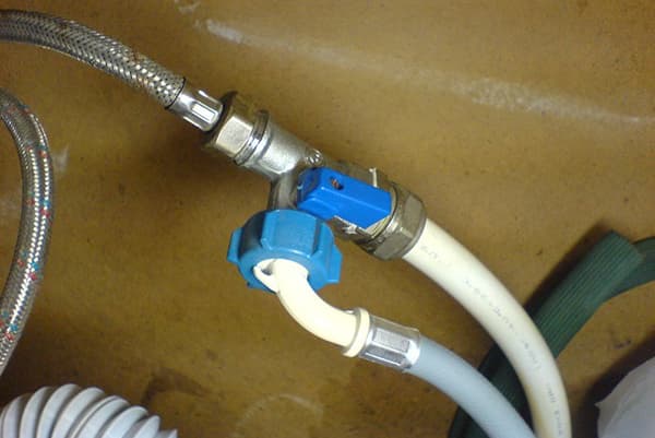 Raccordement du lave-linge à l'arrivée d'eau à l'aide d'un té
