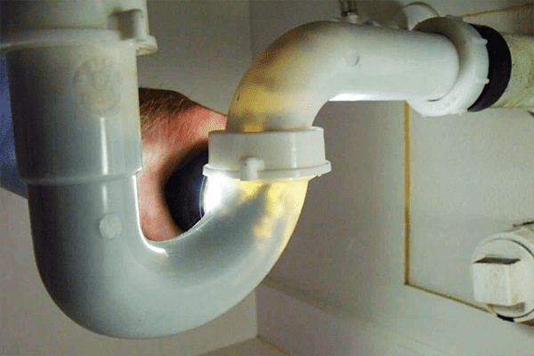 Obstruction dans le tuyau sous l'évier