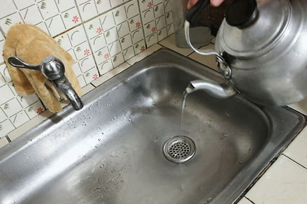 Enlever les bouchons avec de l'eau bouillante