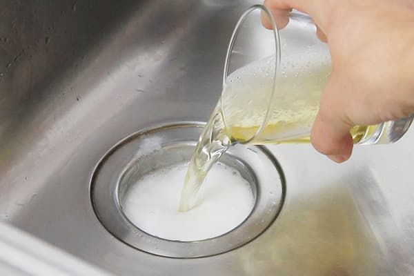 Retirer les bouchons avec du bicarbonate de soude et du vinaigre