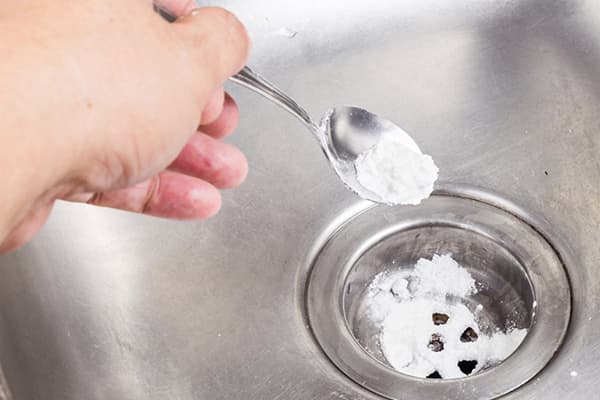 Un mélange de soude et de sel de table contre les bouchons dans l'évier