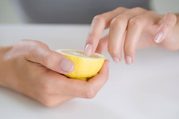Blanchir les ongles au citron
