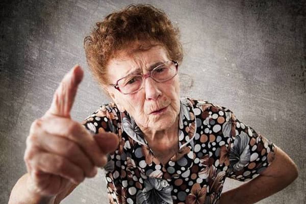 Grand-mère donne des conseils