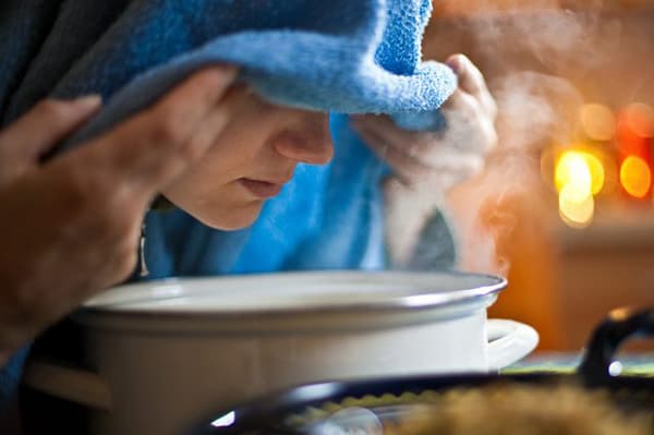 Femme respirant à la vapeur