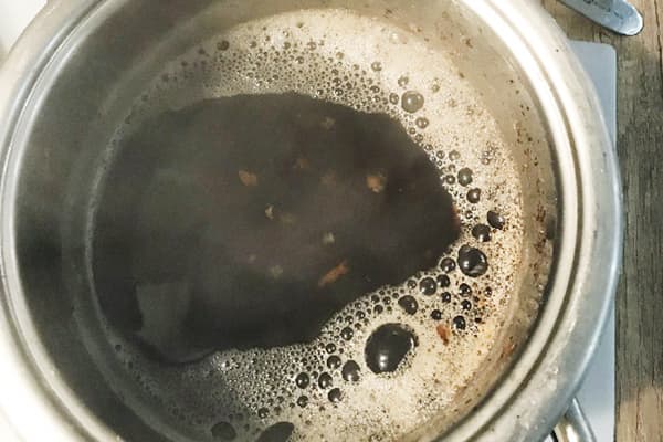 Faire bouillir une casserole pour éliminer les dépôts de carbone