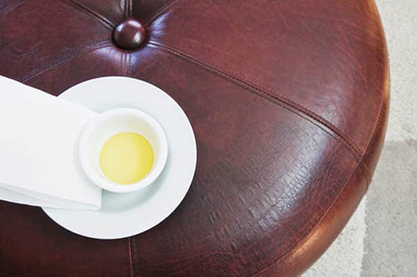 Huile pour entretenir les meubles en cuir