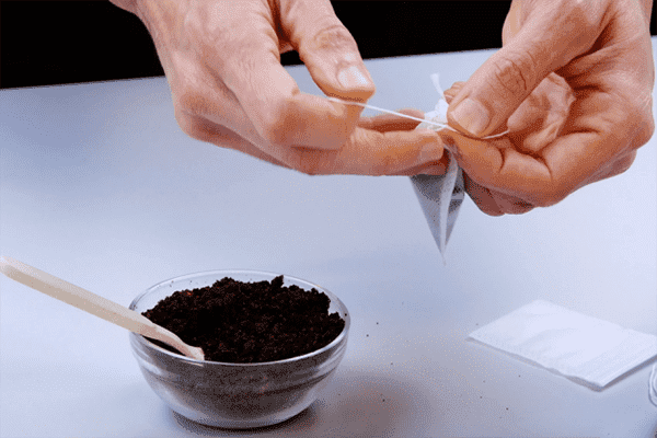 Préparer un sachet à partir de marc de café