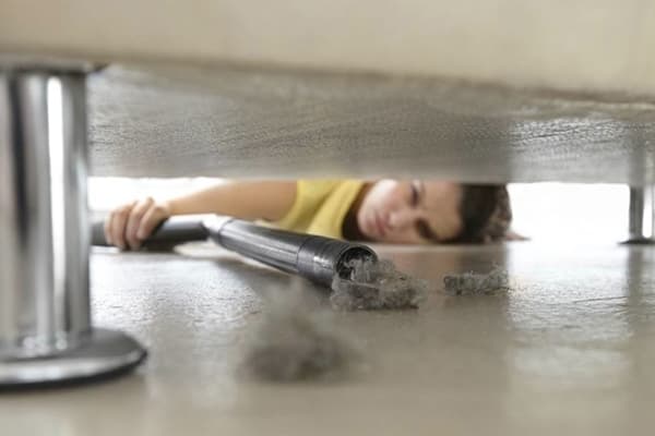 Nettoyer la poussière avec un aspirateur