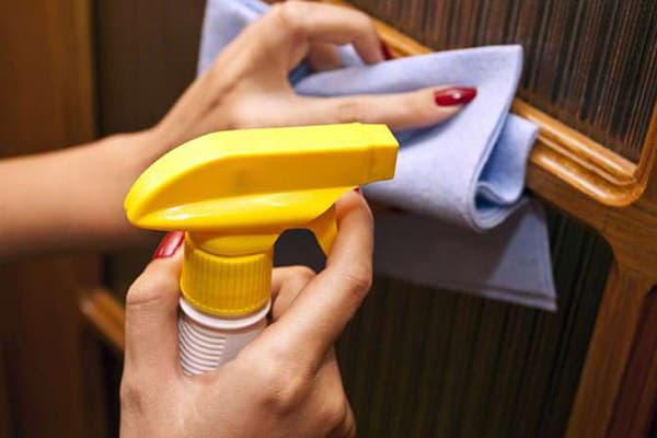 Essuyer la poussière des meubles