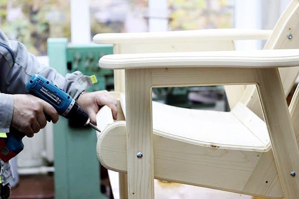 Assembler une chaise en bois