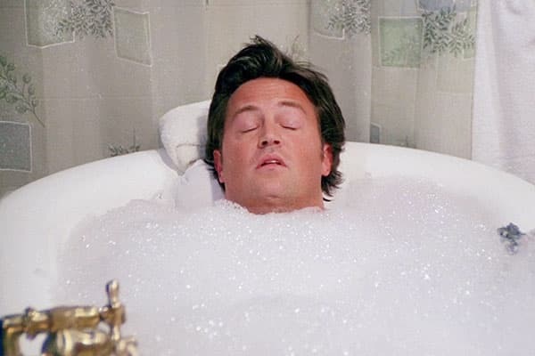 Chandler Bing prend un bain