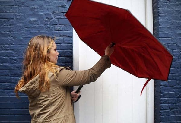 Fille avec un parapluie