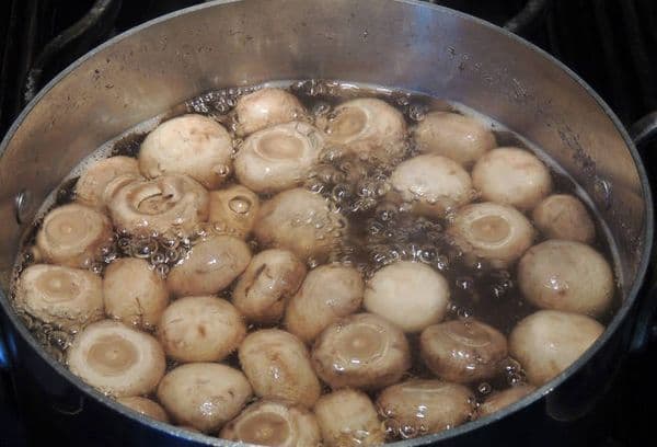 Blanchir les champignons