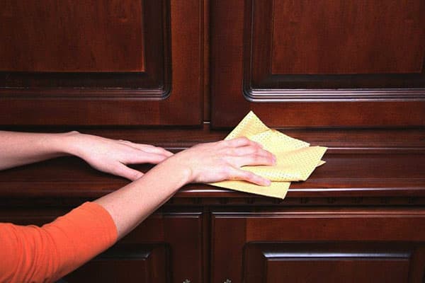 Prendre soin d'une porte en bois naturel