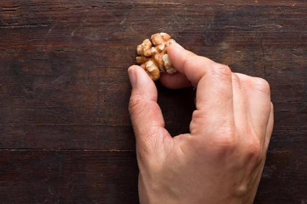 Noyer pour les rayures sur les meubles en bois