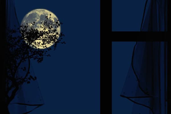 Pleine lune devant la fenêtre