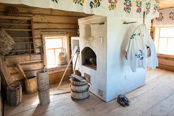 Cabane avec poêle et plancher en planches