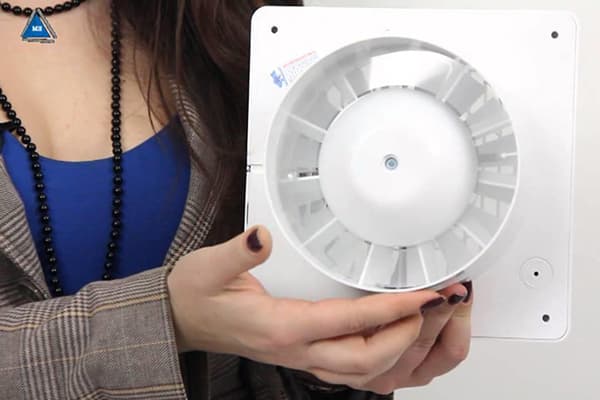 Ventilateur dans la salle de bain