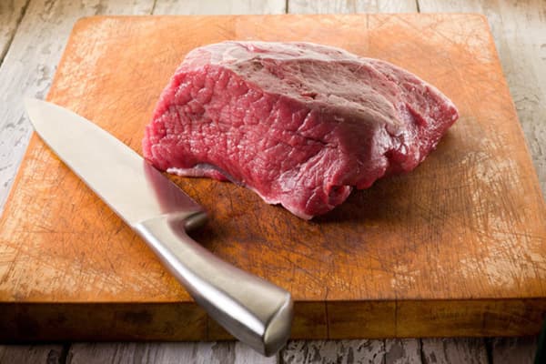 Viande sur une planche à découper