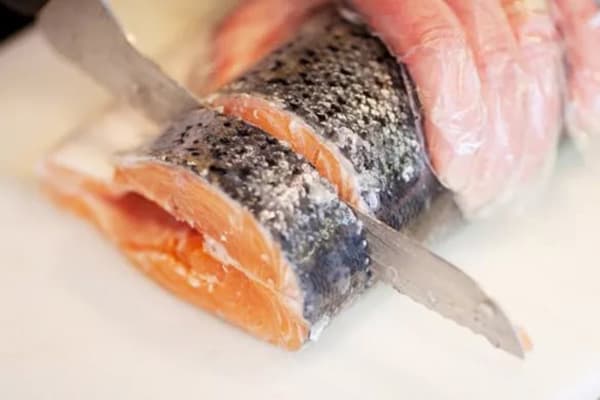 Couper du poisson rouge