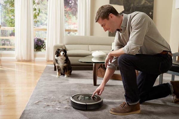 Robot aspirateur dans un appartement avec un chien