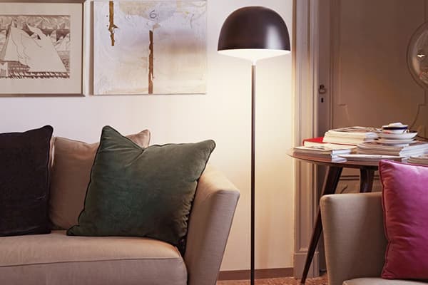 Lampadaire près du canapé