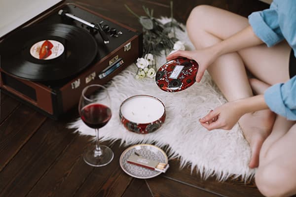 La fille boit du vin au gramophone