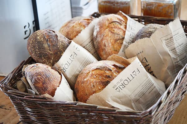 Pain dans un sac en papier