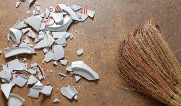 Nettoyer les éclats d'une assiette cassée