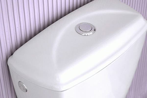 Bouchon sur le côté du réservoir des toilettes