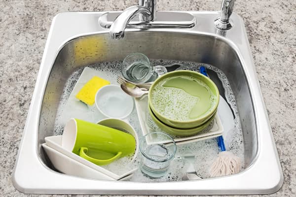 Vaisselle trempée dans l'évier de la cuisine