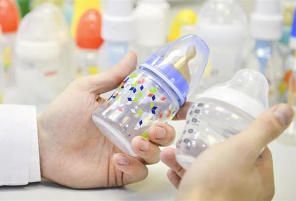 Biberons en plastique