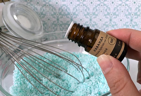 Ajouter de l'huile de lavande à votre mélange de bombes de bain