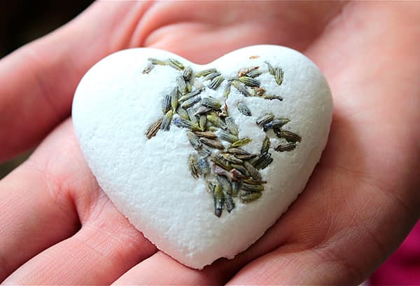 Bombe de bain aux fleurs de lavande