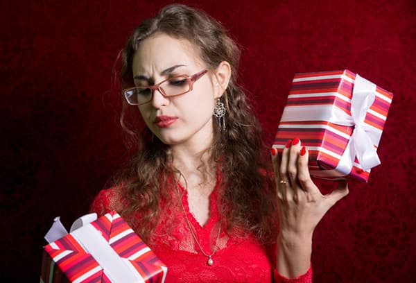 Fille avec des coffrets cadeaux