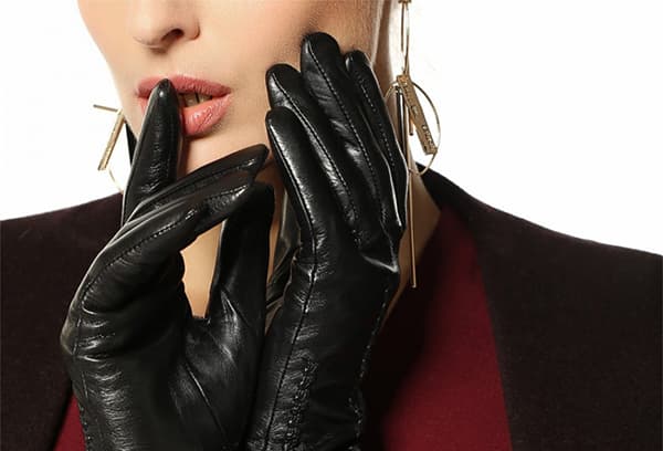 Fille avec des gants de cuir