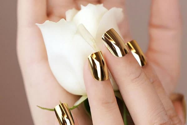 Feuille d'or sur les ongles