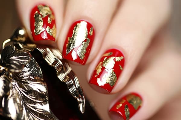 Design d'ongles brillant avec feuille d'or