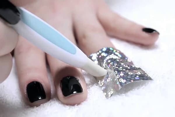 Coller du papier d'aluminium sur l'ongle