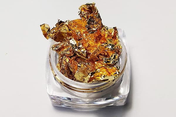 Feuille pour ongles dans un pot