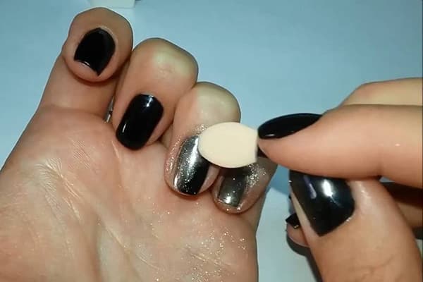 Utiliser un produit miroir pour les ongles